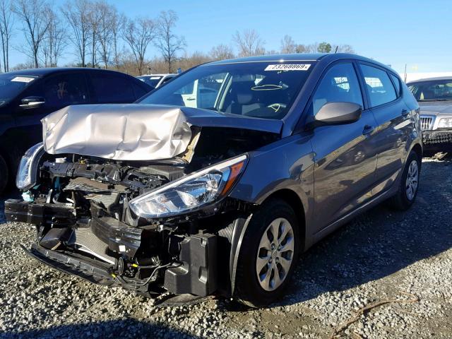 KMHCT5AE5HU356827 - 2017 HYUNDAI ACCENT SE GRAY photo 2