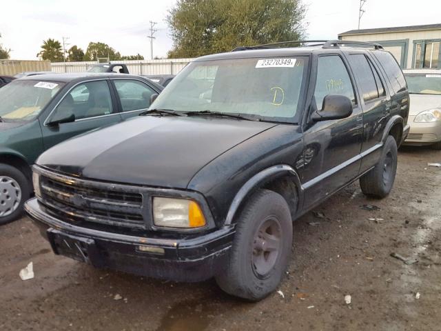 1GNCS13W3V2153889 - 1997 CHEVROLET BLAZER BLACK photo 2