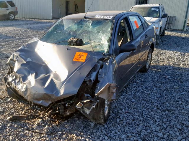 1FAFP34N76W196656 - 2006 FORD FOCUS ZX4 GRAY photo 2