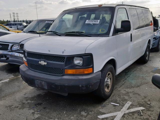 1GNFG15T451237288 - 2005 CHEVROLET EXPRESS G1 WHITE photo 2