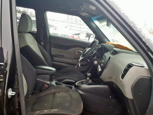 KNDJN2A23F7765821 - 2015 KIA SOUL BLACK photo 5