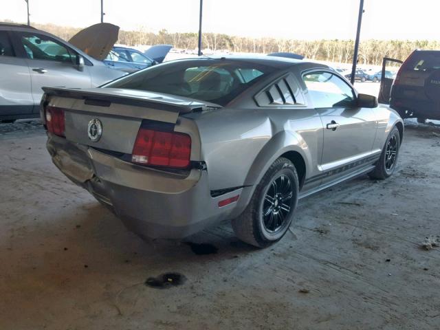 1ZVHT80N985176416 - 2008 FORD MUSTANG SILVER photo 4