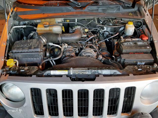 1J4GL38K35W709095 - 2005 JEEP LIBERTY RE SILVER photo 7