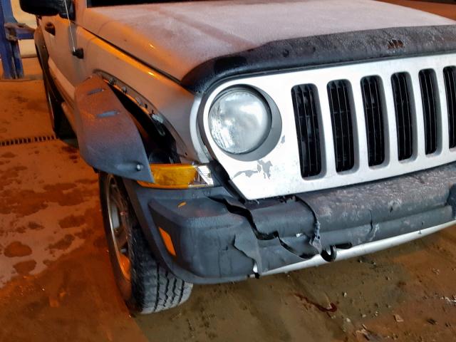 1J4GL38K35W709095 - 2005 JEEP LIBERTY RE SILVER photo 9