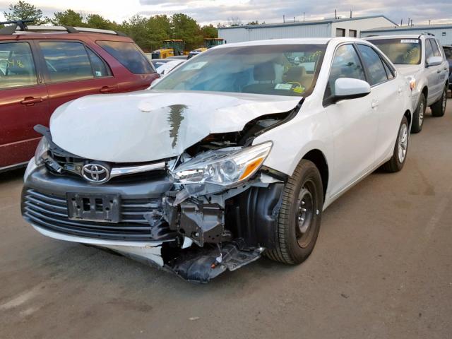 4T4BF1FK0FR500457 - 2015 TOYOTA CAMRY LE WHITE photo 2