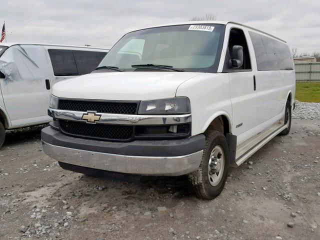 1GAHG39U431131378 - 2003 CHEVROLET EXPRESS G3 WHITE photo 2