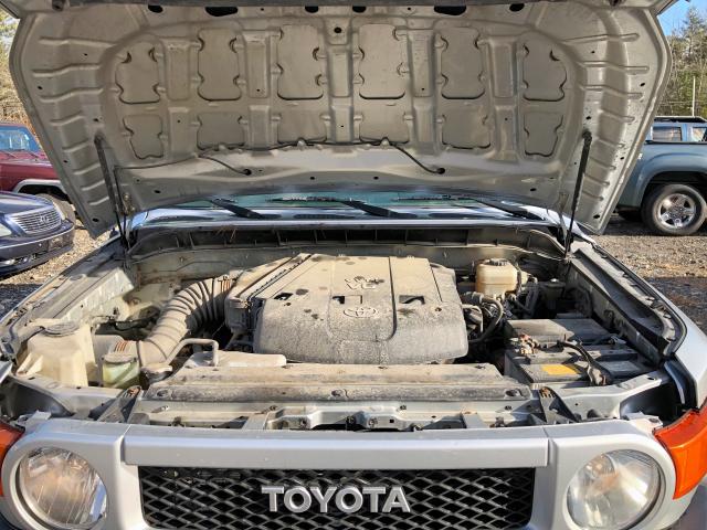 JTEBU11F670082599 - 2007 TOYOTA FJ CRUISER SILVER photo 8