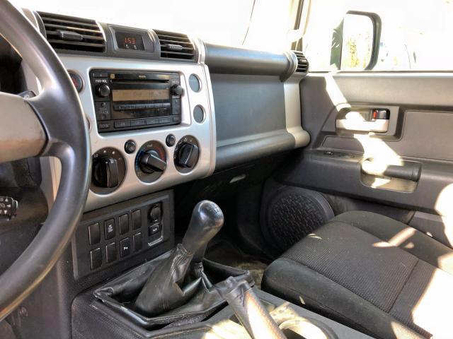 JTEBU11F670082599 - 2007 TOYOTA FJ CRUISER SILVER photo 9