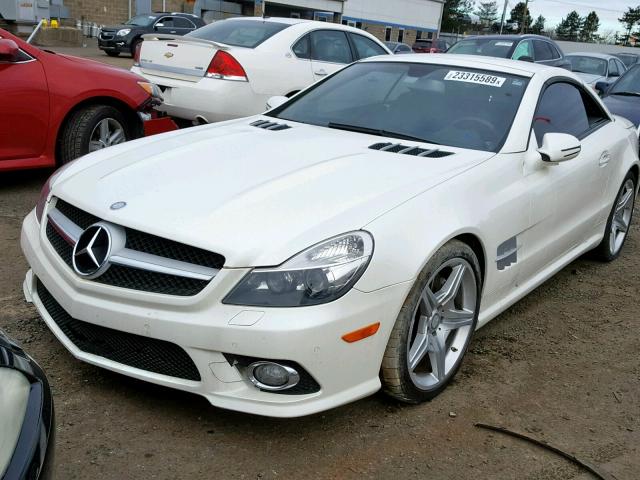 WDBSK7BA2BF162454 - 2011 MERCEDES-BENZ SL 550 WHITE photo 2