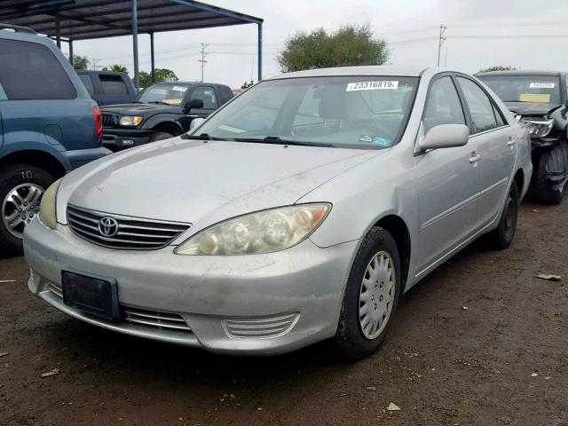 4T1BE32K25U071299 - 2005 TOYOTA CAMRY LE SILVER photo 2