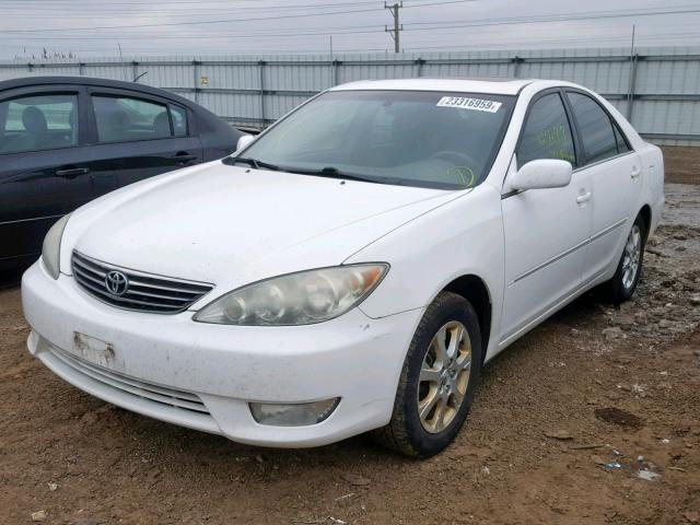 4T1BE32K65U010439 - 2005 TOYOTA CAMRY LE WHITE photo 2