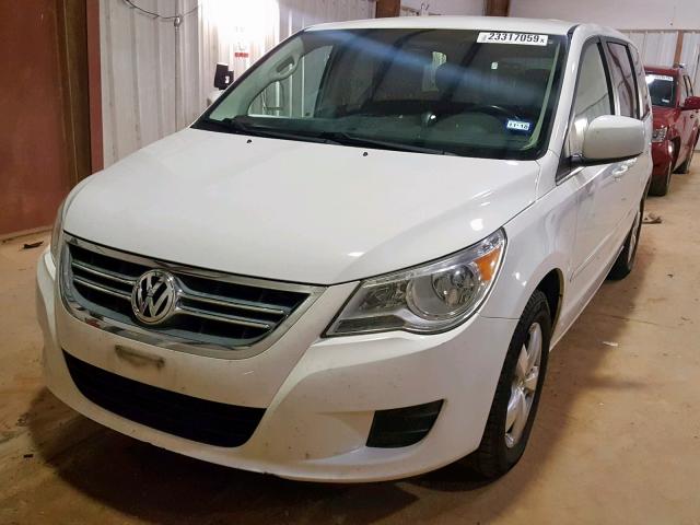 2V4RW3D12AR407454 - 2010 VOLKSWAGEN ROUTAN SE WHITE photo 2