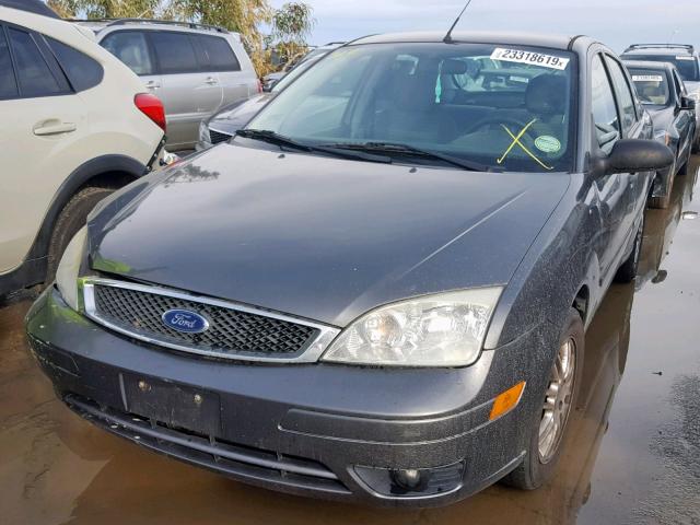 1FAHP34N07W356791 - 2007 FORD FOCUS ZX4 GRAY photo 2