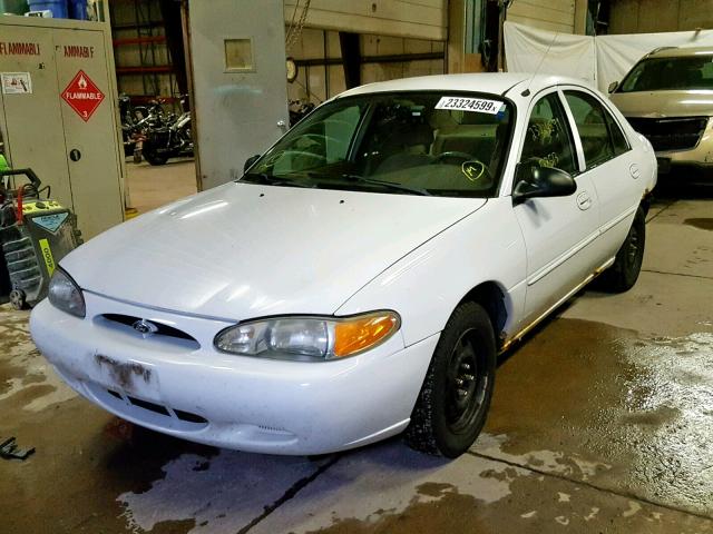 3FAFP13P62R137506 - 2002 FORD ESCORT WHITE photo 2