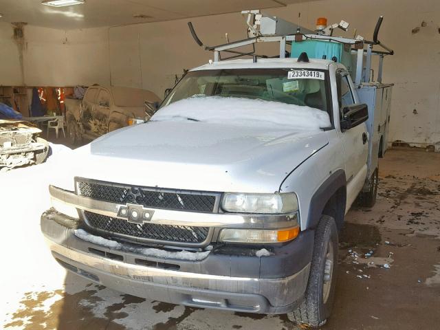 1GBHC24U02Z229669 - 2002 CHEVROLET SILVERADO WHITE photo 2