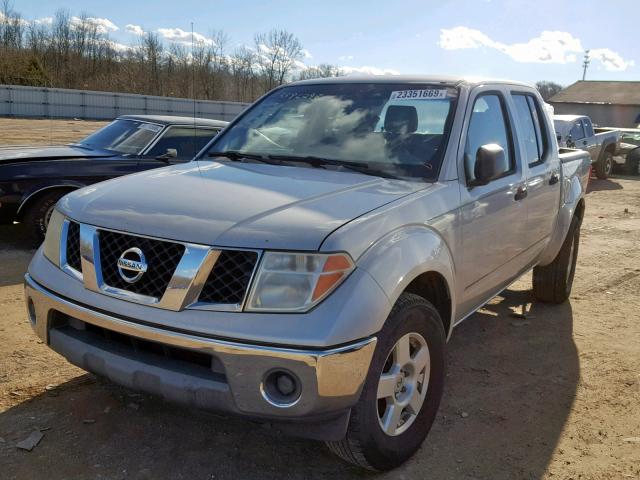 1N6AD07U06C453136 - 2006 NISSAN FRONTIER C SILVER photo 2