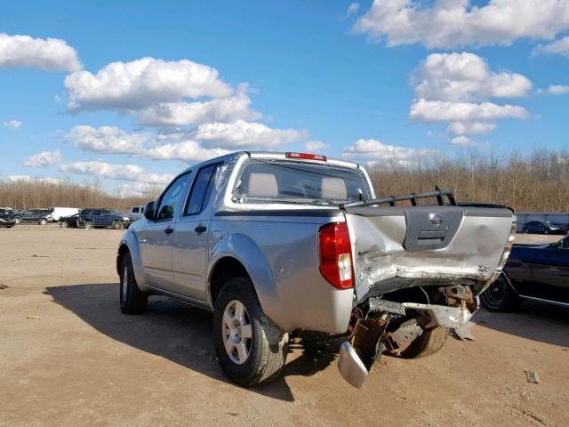 1N6AD07U06C453136 - 2006 NISSAN FRONTIER C SILVER photo 3