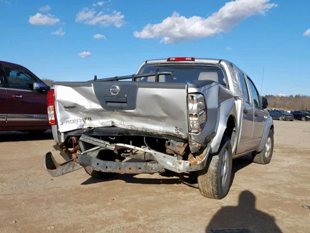 1N6AD07U06C453136 - 2006 NISSAN FRONTIER C SILVER photo 4