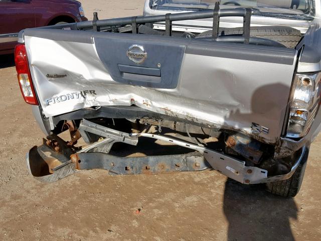 1N6AD07U06C453136 - 2006 NISSAN FRONTIER C SILVER photo 9