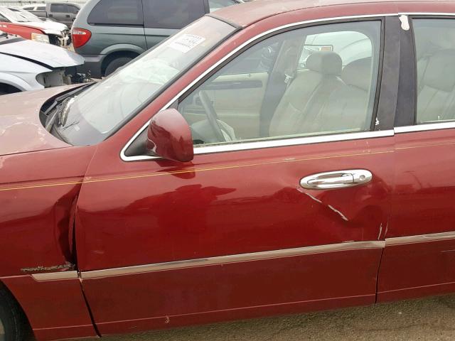 1LNFM83W6WY654942 - 1998 LINCOLN TOWN CAR C RED photo 10