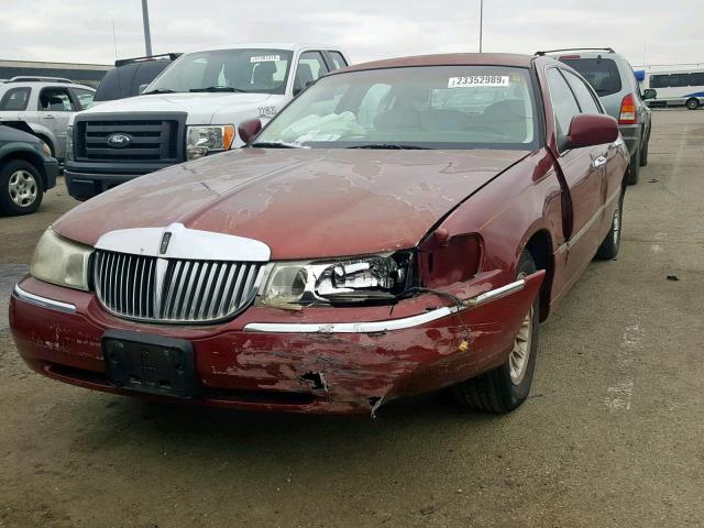 1LNFM83W6WY654942 - 1998 LINCOLN TOWN CAR C RED photo 2