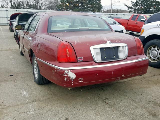 1LNFM83W6WY654942 - 1998 LINCOLN TOWN CAR C RED photo 3