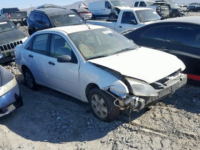 1FAHP34N67W212761 - 2007 FORD FOCUS ZX4 WHITE photo 1