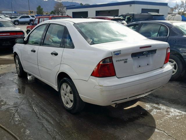 1FAHP34N67W212761 - 2007 FORD FOCUS ZX4 WHITE photo 3