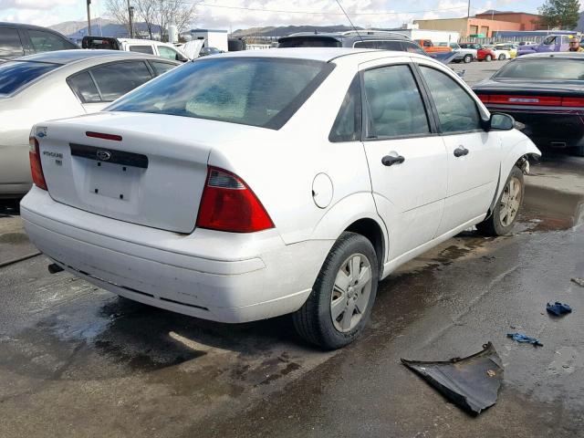 1FAHP34N67W212761 - 2007 FORD FOCUS ZX4 WHITE photo 4