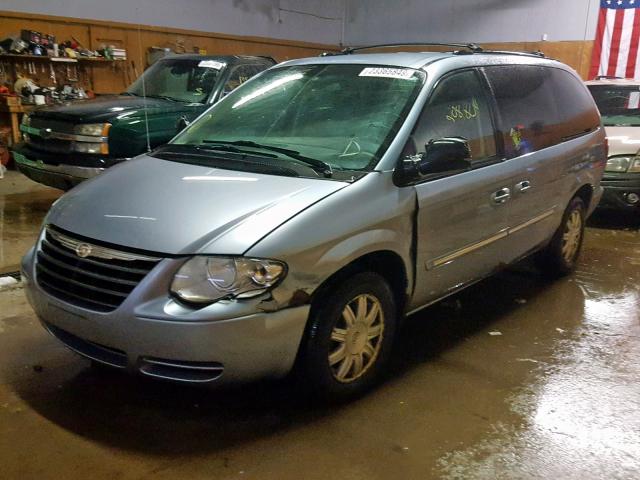 2C8GP54L55R454896 - 2005 CHRYSLER TOWN & COU BLUE photo 2