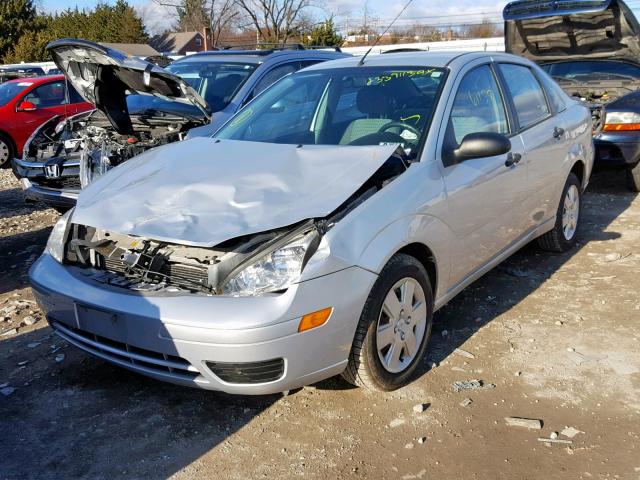 1FAFP34NX6W119148 - 2006 FORD FOCUS ZX4 SILVER photo 2