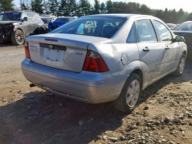 1FAFP34NX6W119148 - 2006 FORD FOCUS ZX4 SILVER photo 4