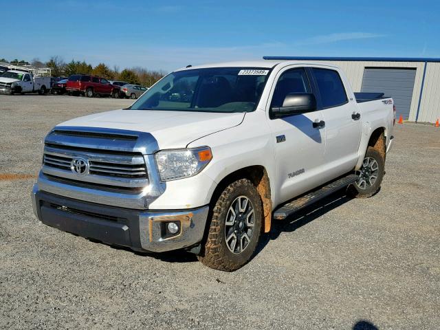 5TFDW5F12HX637133 - 2017 TOYOTA TUNDRA CRE WHITE photo 2