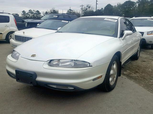 1G3GR62C3W4110833 - 1998 OLDSMOBILE AURORA WHITE photo 2