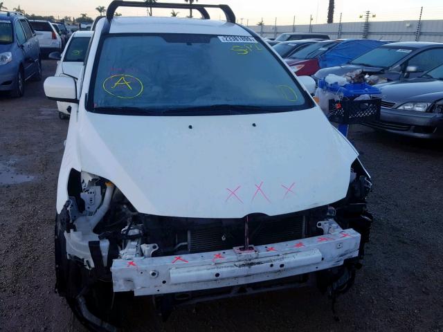 JM1CR29L290338184 - 2009 MAZDA 5 WHITE photo 9