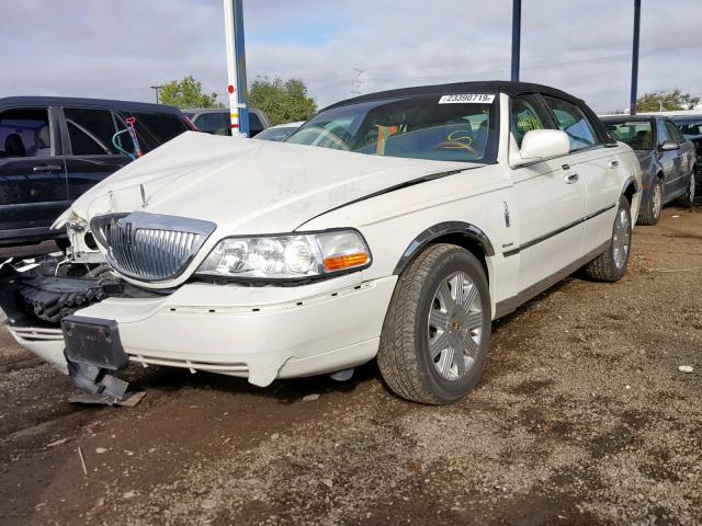 1LNHM83W54Y612459 - 2004 LINCOLN TOWN CAR U WHITE photo 2