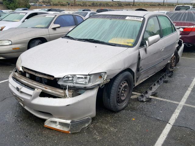 1HGCG5640WA056086 - 1998 HONDA ACCORD LX SILVER photo 2