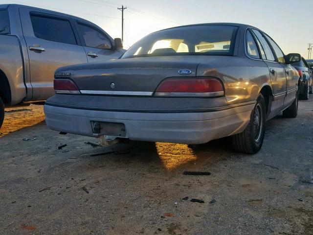 2FACP75W8NX181345 - 1992 FORD CROWN VICT GRAY photo 4