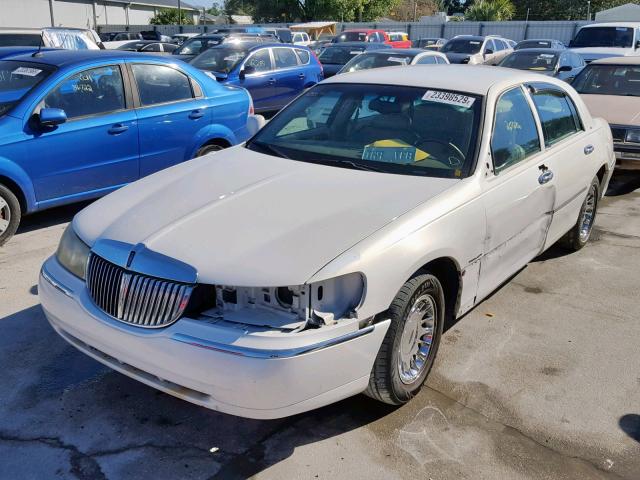 1LNHM83W01Y637362 - 2001 LINCOLN TOWN CAR C WHITE photo 2