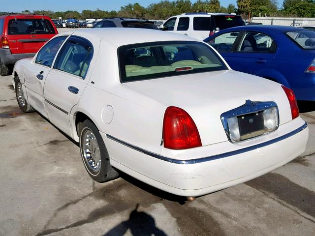 1LNHM83W01Y637362 - 2001 LINCOLN TOWN CAR C WHITE photo 3