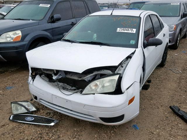 1FAFP34N37W226804 - 2007 FORD FOCUS ZX4 WHITE photo 2