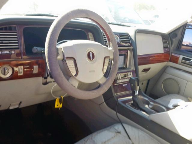 5LMFU27R94LJ28233 - 2004 LINCOLN NAVIGATOR შავი ფოტო 9