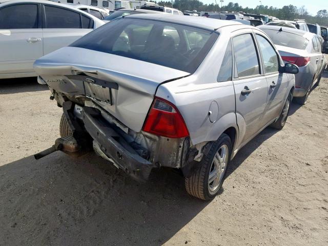 1FAHP34N77W208783 - 2007 FORD FOCUS ZX4 SILVER photo 4