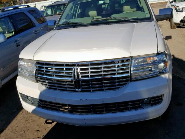 5LMFU28579EJ01281 - 2009 LINCOLN NAVIGATOR Weiß Foto 9