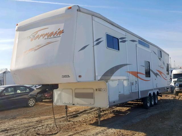 4V0FC39365A002018 - 2005 CROS 5TH WHEEL WHITE photo 2