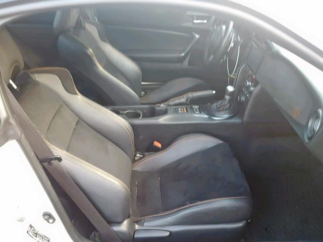 JF1ZNAA18H8707470 - 2017 TOYOTA 86 BASE თეთრი ფოტო 5