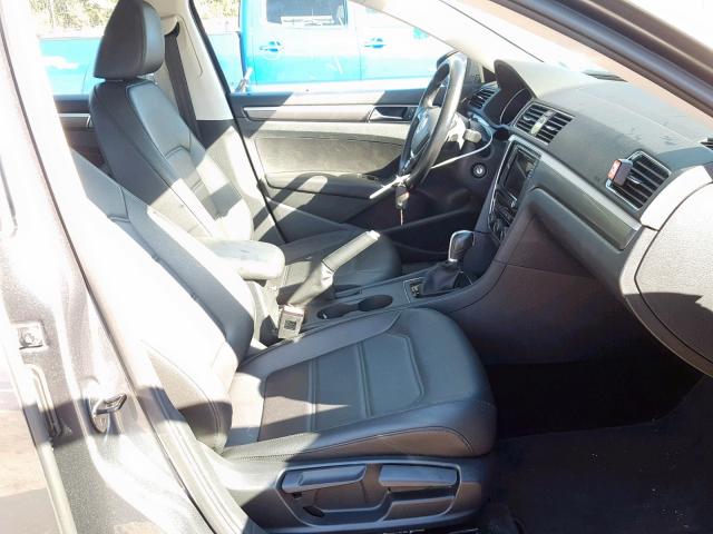 1VWDT7A37HC057121 - 2017 VOLKSWAGEN PASSAT R-L SILVER photo 5
