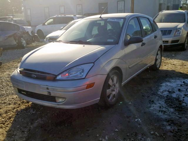 3FAFP37332R171437 - 2002 FORD FOCUS ZX5 SILVER photo 2