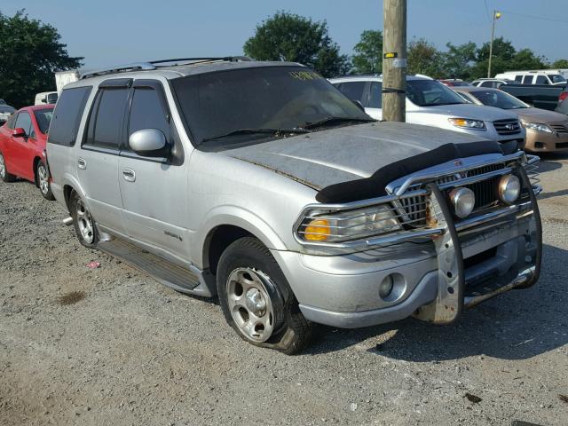 5LMPU28A1YLJ15169 - 2000 LINCOLN NAVIGATOR Күміс фото 1