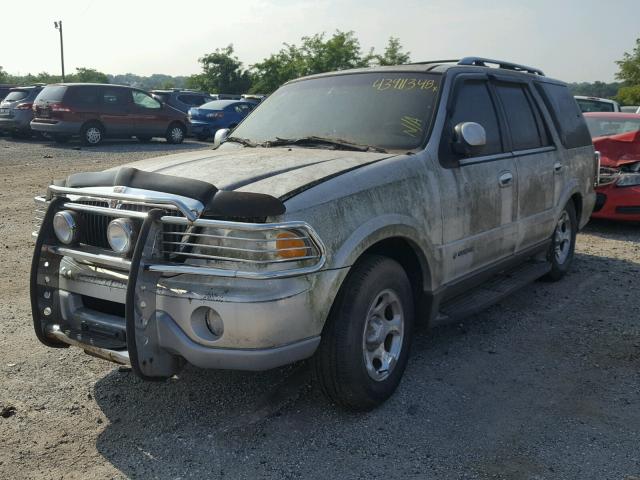 5LMPU28A1YLJ15169 - 2000 LINCOLN NAVIGATOR Күміс фото 2